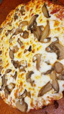 Cauliflower pizza with mushrooms