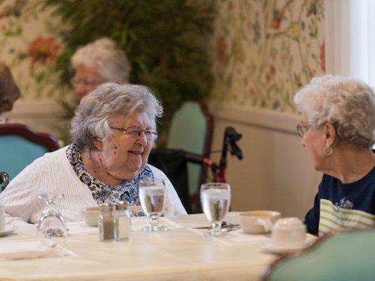 Residents Dining at Kingston Residence of Perrysburg