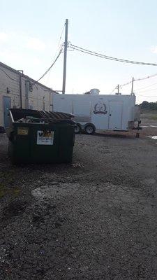 Food trailer in the alley next to dumpsters with rats