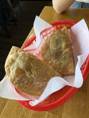 EMPANADAS DE CARNE CON QUESO (Beef with Cheese) EMPANADAS DE POLLO CON QUESO (Chicken with Mozzarella)