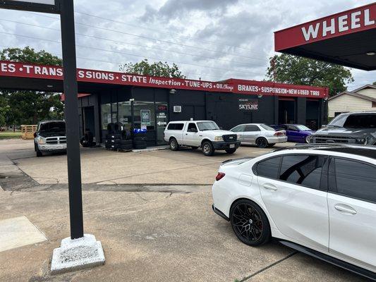 Skyline Wheels Tires & Auto 425 N. O'Connor Rd Irving Tx 75061