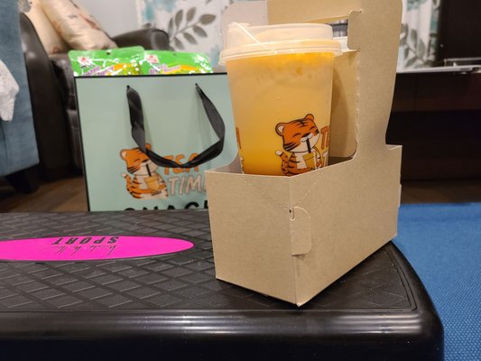 Received my deliver: fresh made iced bubble tea+ snacks!