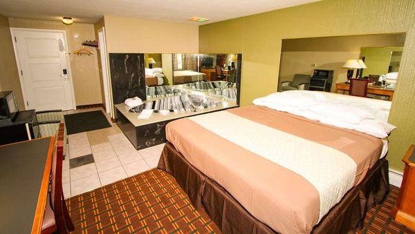 MH BudgetInnSyracuseAirport Cicero NY Guestroom KingJacuzzi