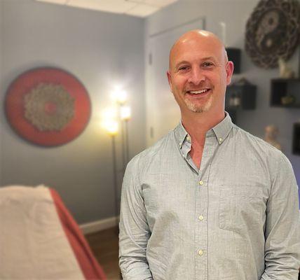 Lee Schwalb, L.Ac., is a licensed acupuncturist in NYC.