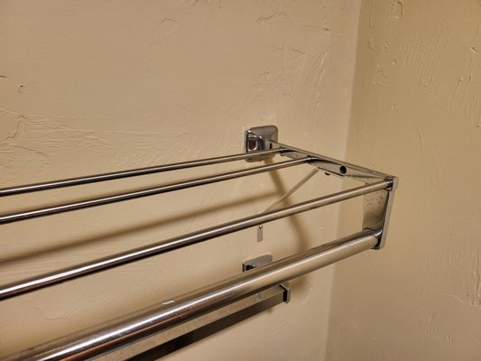 Missing Towel Bar, anyone?