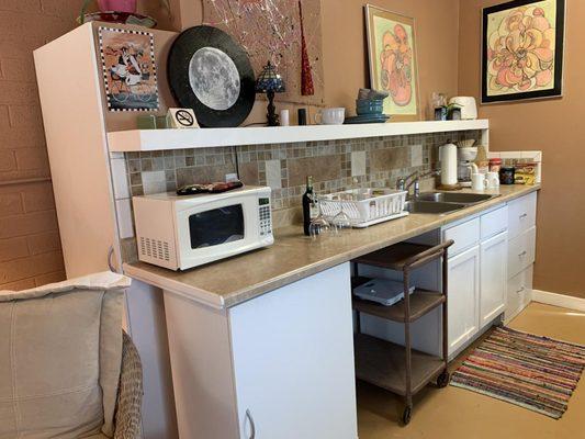 Kitchenette with double sink, dishes and free amenities