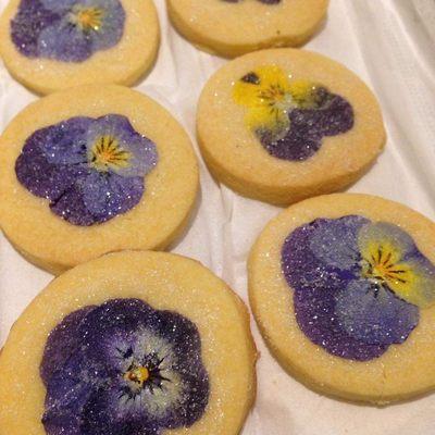 Edible pansie cookies