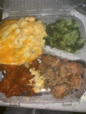 Chicken bites, macaroni and broccoli