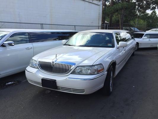 10 passenger Lincoln town car limousine