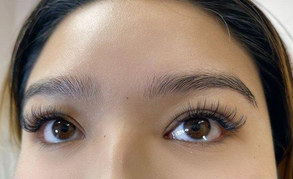 Hybrid Wispy Set of Lashes.