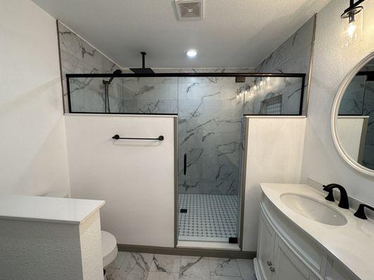 Shower glass with top rail and pivot hinges