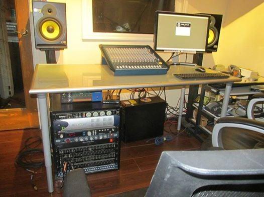 ProTools HD, API pre amp, Distressor, Bricasti reverb, Vintech x73i & more. I buy great tools because I record my own band here.