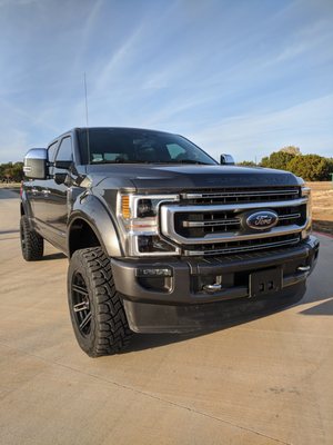 2020 F250 Platinum - 2.5" level kit, 35" tires, 20x10 wheels.