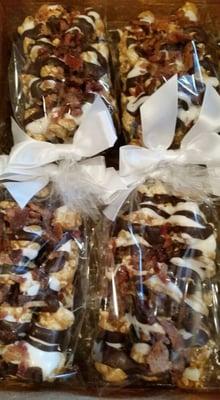 Caramel corn topped with Bacon and white/dark chocolate drizzle.