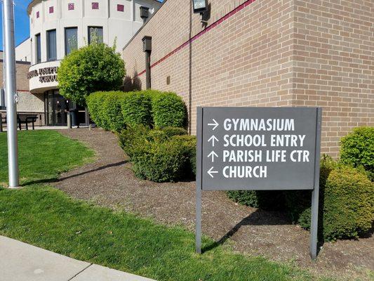 Sign directing visitors to school