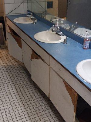 Disgusting, outdated and un maintained bathroom and shower facilities.