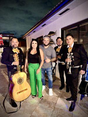 MLM - Serenata en Miami desde $220 en Miami. LLamenos no se arrepetira. 786-792-8441 wwww.mariachilosmensajeros.com