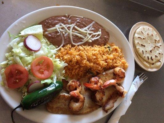 Filete de pescado con camarones