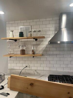 Sand and polyurethane shelves in the kitchen.