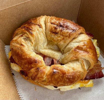 Egg, bacon and cheese croissant