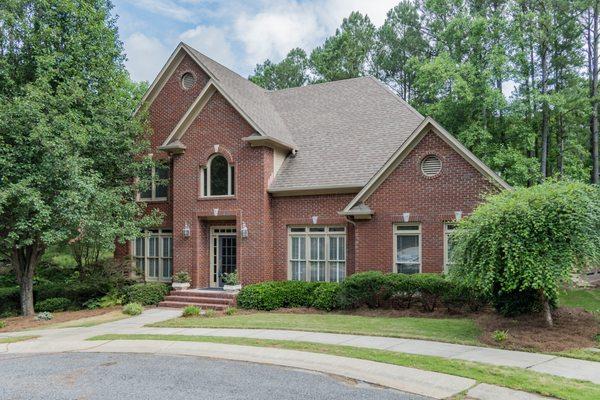 Great 5 bedroom home in Riverchase w/finished, daylight basement.