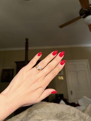 Almond/oval red nails