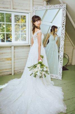 Beautifully captured by Fiona. Alterations by: PA Jens Custom Sewing. Floral: Thai Tao Farm.