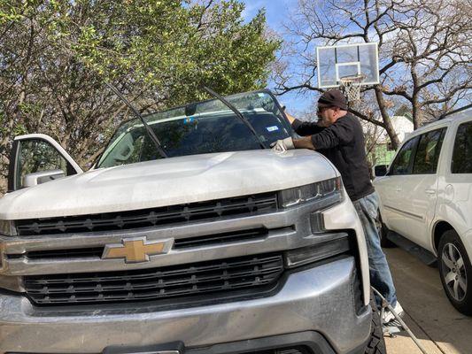 Replacement of front windshield on Chevrolet Silverado