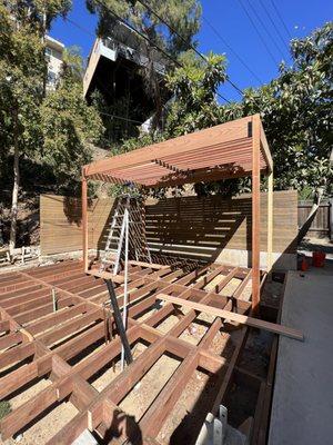 Building of an outdoor kitchen with a pergola and deck