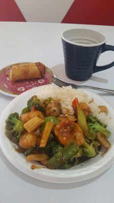 Shrimp with garlic sauce, rice and perfectly cooked vegetables - very nice!