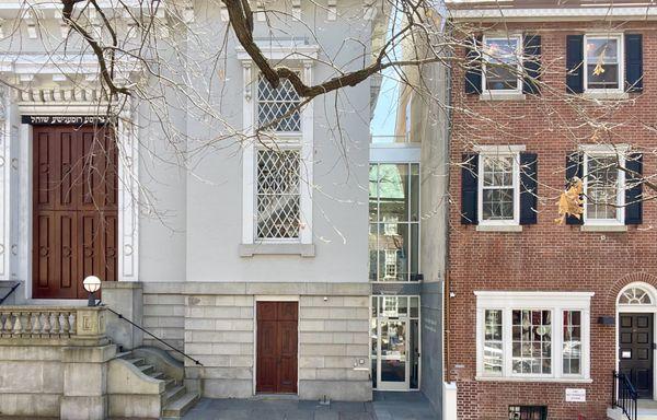 The front of the synagogue, as seen from Spruce Street