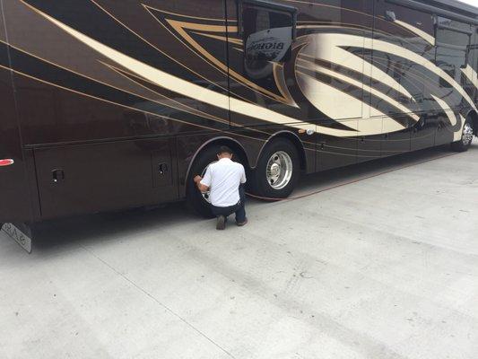 Free tire pressure check even when you have 8 tires