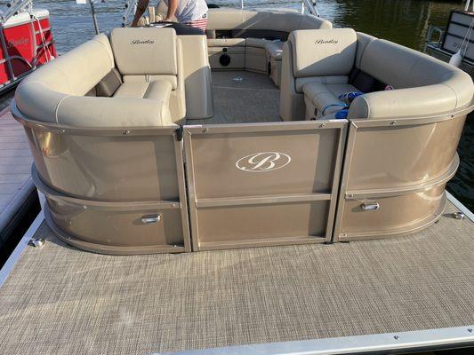 Pontoon boat