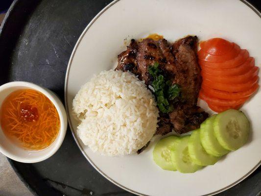 Charcoal broilerd Beef With Steam rice tomatoes and cucumber