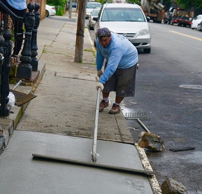 Smoothing and leveling out concrete