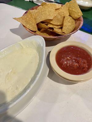 Queso, salsa and chips