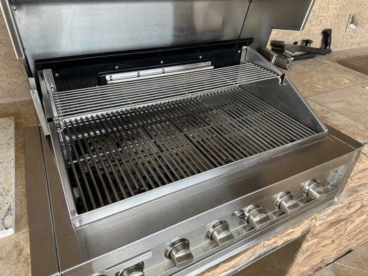 This 10 year old grill in the Cactus corridor is looking brand new.