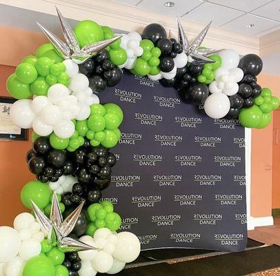 Elevate your step & repeat with our luxe balloon garlands.