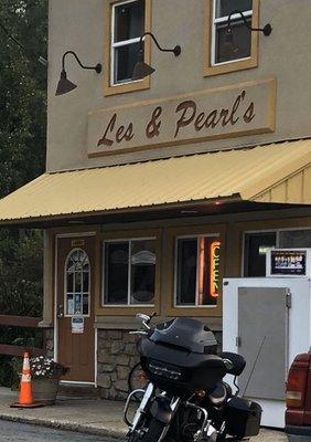 Les & Pearl's