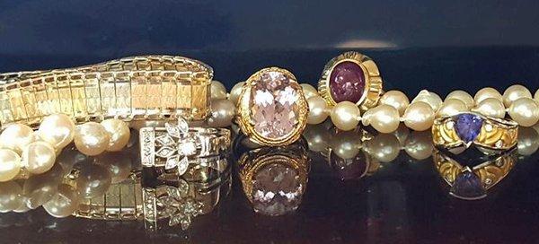 We appraise fine jewelry and gemstones.