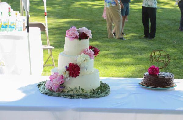 Scrumptious butter wedding cake.