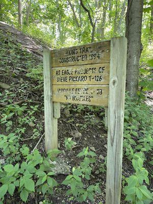 A sign posted by the stairs.