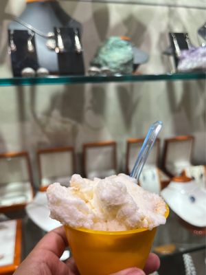 Creme brulee gelato, Jewelry display