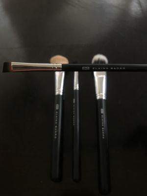 I love this brush, I use it to apply eye shadow along the lash line and it is SO SOFT!