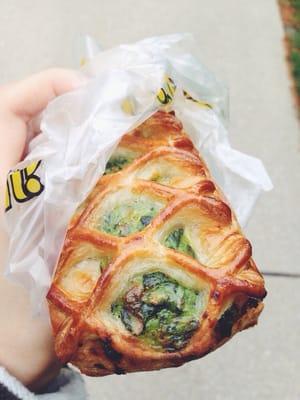 Warm spinach & cheese croissant