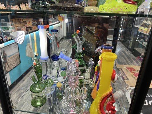 Cali Clouds has awesome bongs and rigs and the owner kindly explained the differences for me. Would recommend 5/5