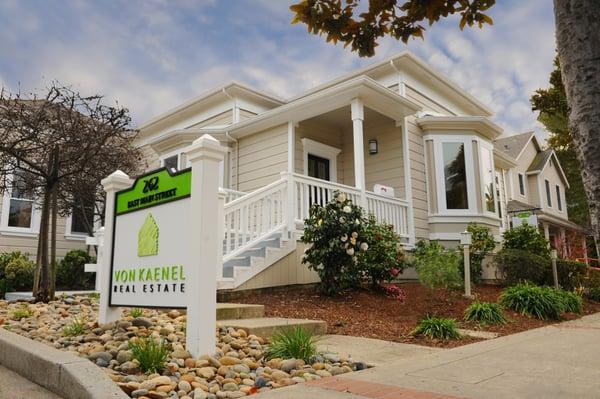 Conveniently located downtown Los Gatos!