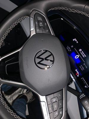 love the logo & steering wheel