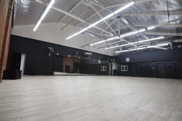 STUDIO X. Approx. 2200 sq'. Private entrance & parking. Prod. office & private bathroom.