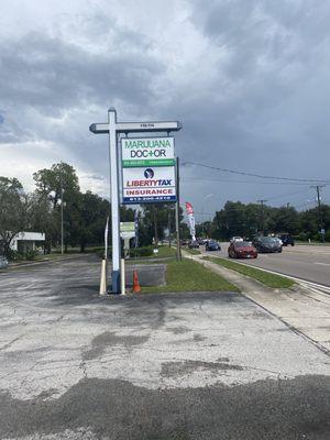 Marijuana Doctor Brandon office roadway sign